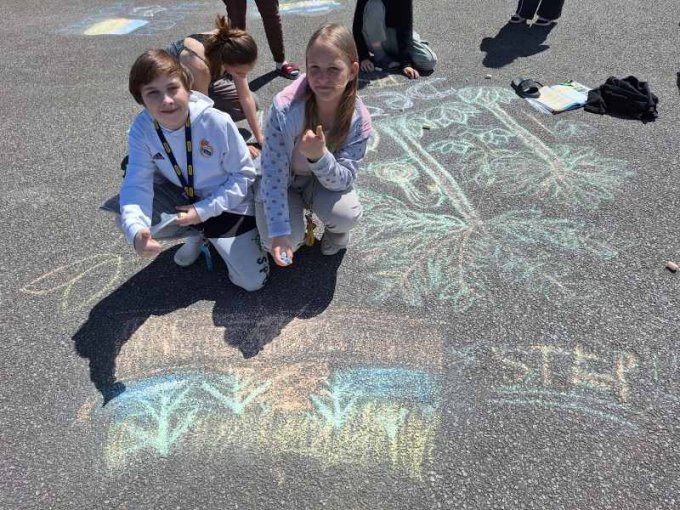 Nadšení žáci využili příznivého počasí k netradiční výuce zeměpisu venku