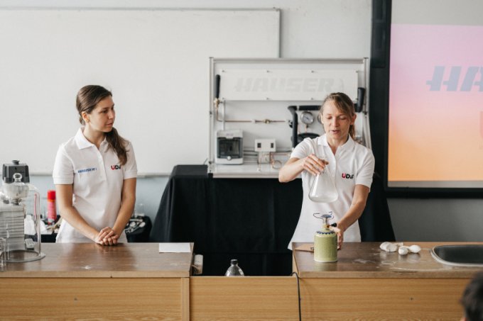 Dvě hodiny s ÚDiF aneb HAUSER Science Day